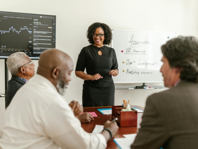 Para decidir entre agência e conta própria e se vale a pena contratar uma consultoria, é crucial avaliar sua capacidade inter
