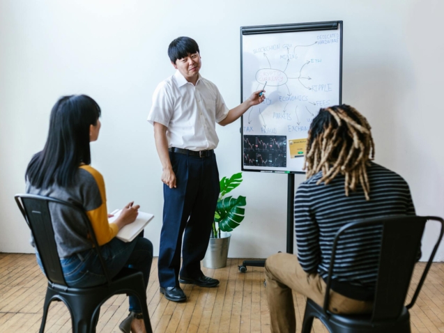 Para decidir sobre alojamento entre Homestay, Residência Estudantil ou Flat compartilhado, é essencial considerar seu estilo