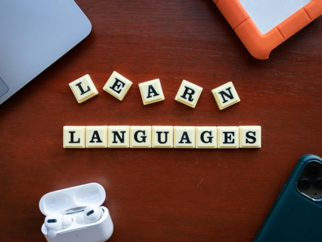 Para usar a tecnologia para acelerar o aprendizado com apps de idiomas, escolha plataformas renomadas com metodologias compro