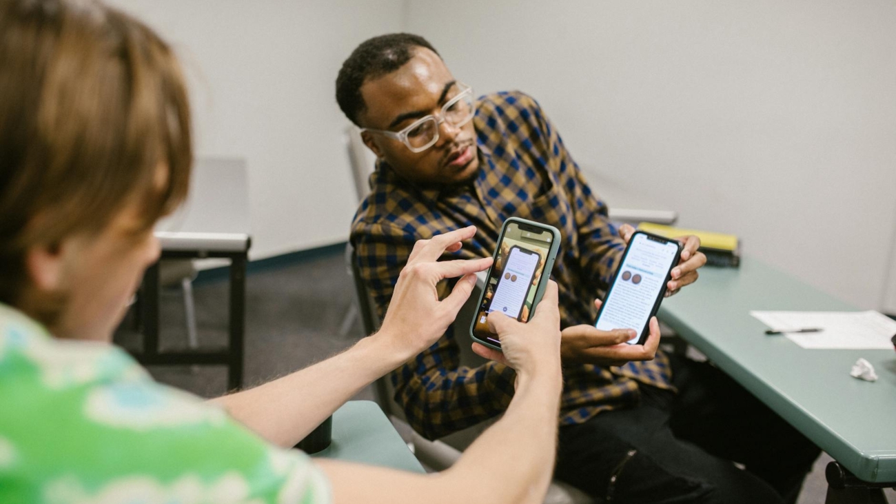 Para intercambistas que buscam otimizar sua experiência no exterior, os aplicativos indispensáveis abrangem comunicação, fina