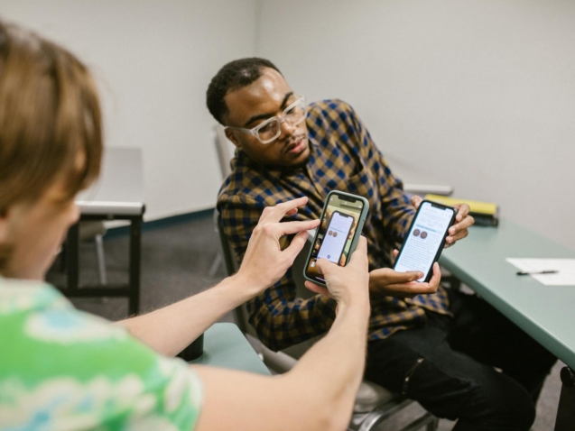 Para intercambistas que buscam otimizar sua experiência no exterior, os aplicativos indispensáveis abrangem comunicação, fina