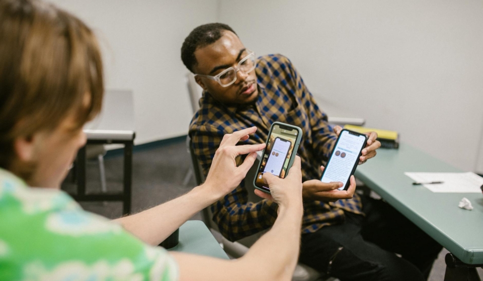 Para intercambistas que buscam otimizar sua experiência no exterior, os aplicativos indispensáveis abrangem comunicação, fina