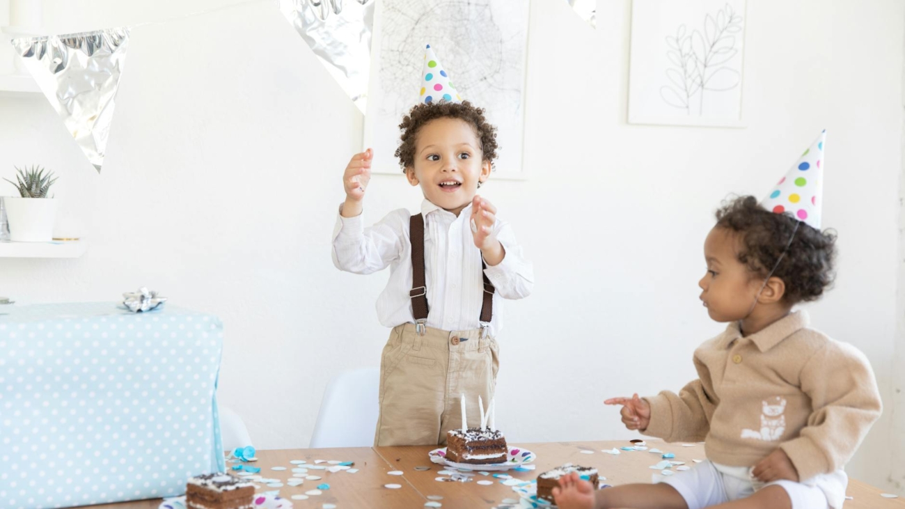 Para se tornar Au Pair, você vivenciará uma imersão cultural no exterior, morando em casa de família e cuidando de crianças,