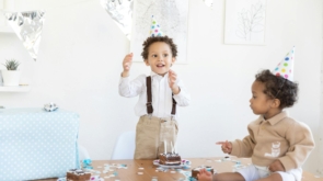 Para se tornar Au Pair, você vivenciará uma imersão cultural no exterior, morando em casa de família e cuidando de crianças,