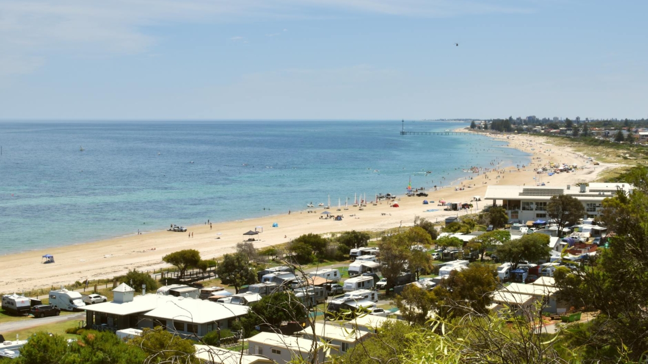 Para quem busca sol, surf e emprego na Austrália, é essencial planejar visto, moradia e oportunidades de trabalho. O país ofe