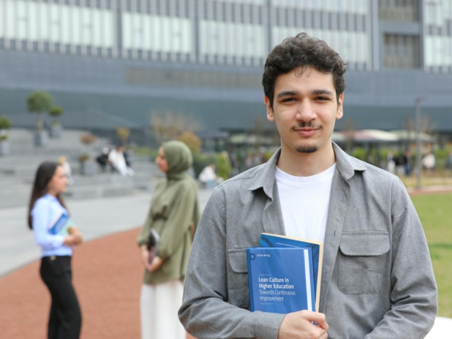 Para encontrar bolsas de estudo e se candidatar a editais, comece pesquisando em plataformas online especializadas, sites de