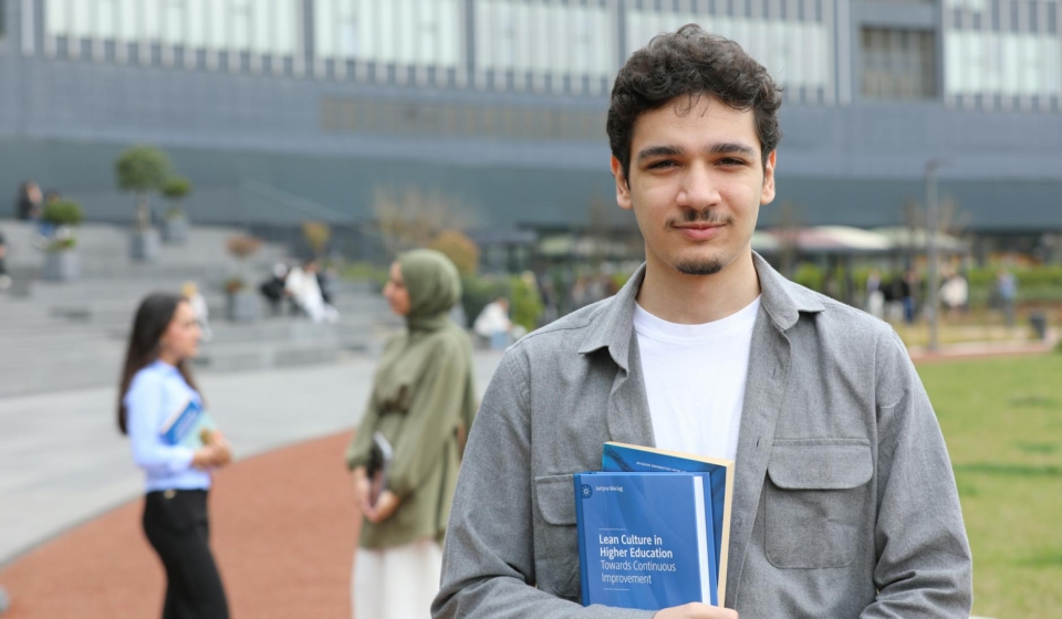 Para encontrar bolsas de estudo e se candidatar a editais, comece pesquisando em plataformas online especializadas, sites de