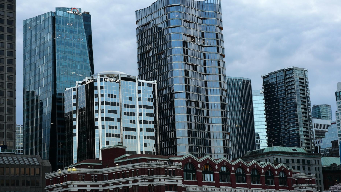 Para escolher entre Toronto e Vancouver no Canadá, avalie suas prioridades em relação a custo de vida, mercado de trabalho, c