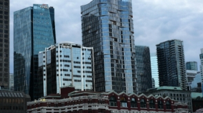 Para escolher entre Toronto e Vancouver no Canadá, avalie suas prioridades em relação a custo de vida, mercado de trabalho, c