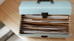 Para montar um checklist de documentos eficiente, inclua sempre identidade, CPF, comprovante de residência, certidões de nasc