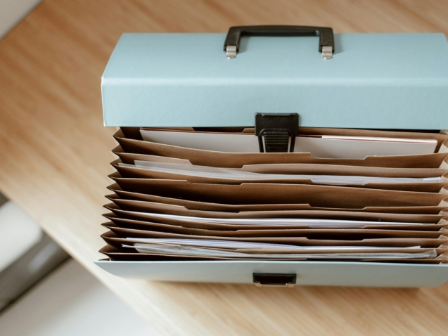 Para montar um checklist de documentos eficiente, inclua sempre identidade, CPF, comprovante de residência, certidões de nasc