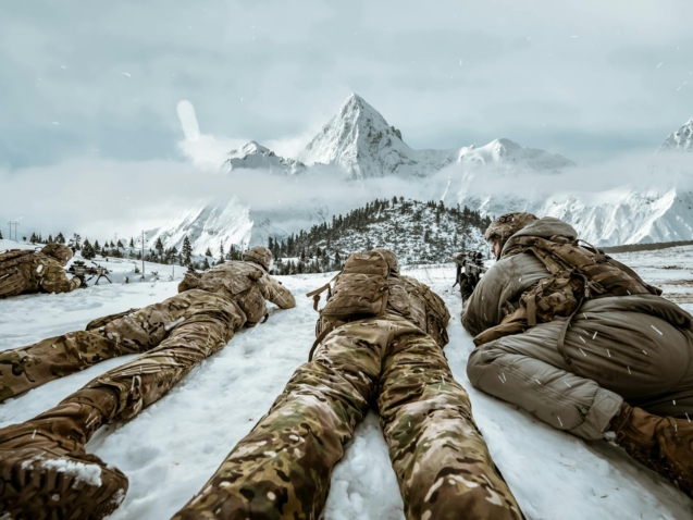 Para sobreviver ao clima extremo, é crucial implementar estratégias de preparação e adaptação. Isso inclui ter um plano de em