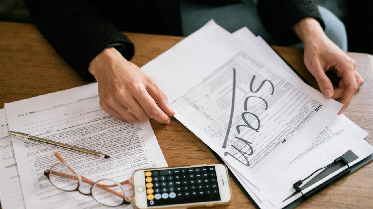 Para comprovação financeira e provar que você tem dinheiro para se manter, é essencial apresentar documentos como extratos ba