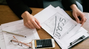 Para comprovação financeira e provar que você tem dinheiro para se manter, é essencial apresentar documentos como extratos ba