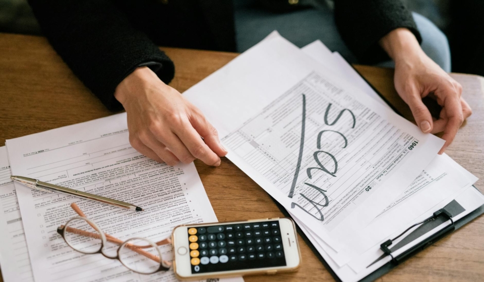 Para comprovação financeira e provar que você tem dinheiro para se manter, é essencial apresentar documentos como extratos ba