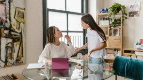 Para convencer os pais, comece compreendendo suas preocupações e medos. Prepare argumentos sólidos com planejamento detalhado