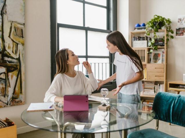 Para convencer os pais, comece compreendendo suas preocupações e medos. Prepare argumentos sólidos com planejamento detalhado