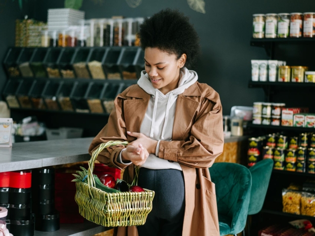 Para se alimentar bem gastando pouco no supermercado, planeje suas refeições, faça uma lista de compras inteligente, compare