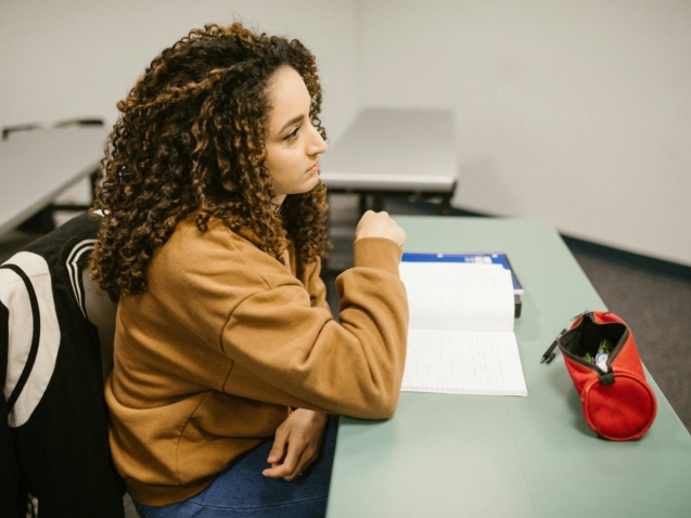 Para superar as dificuldades de estar em uma turma de nível errado, identifique o desajuste. Comunique-se com professores e c