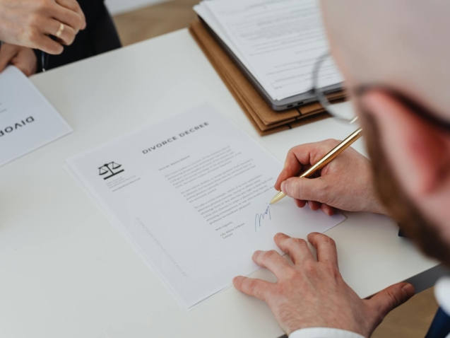 Para revalidar um diploma estrangeiro no Brasil, o processo exige a análise de equivalência do curso por uma universidade bra