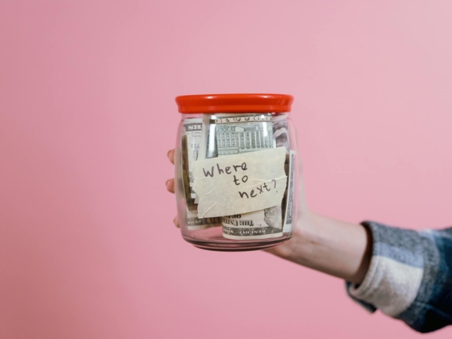 Para juntar dinheiro para o intercâmbio em 12 meses, é essencial criar um planejamento financeiro detalhado, estabelecer meta