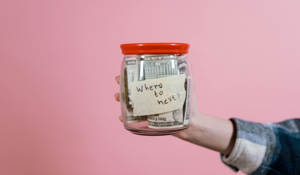 Para juntar dinheiro para o intercâmbio em 12 meses, é essencial criar um planejamento financeiro detalhado, estabelecer meta