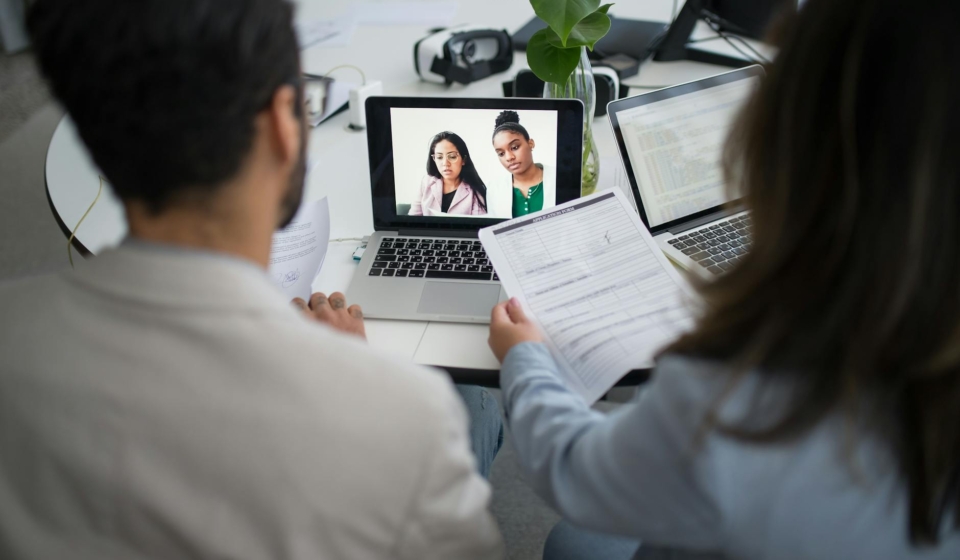 Para ter sucesso na Entrevista do Visto Americano, prepare-se para perguntas sobre seus planos de viagem, laços com o Brasil,