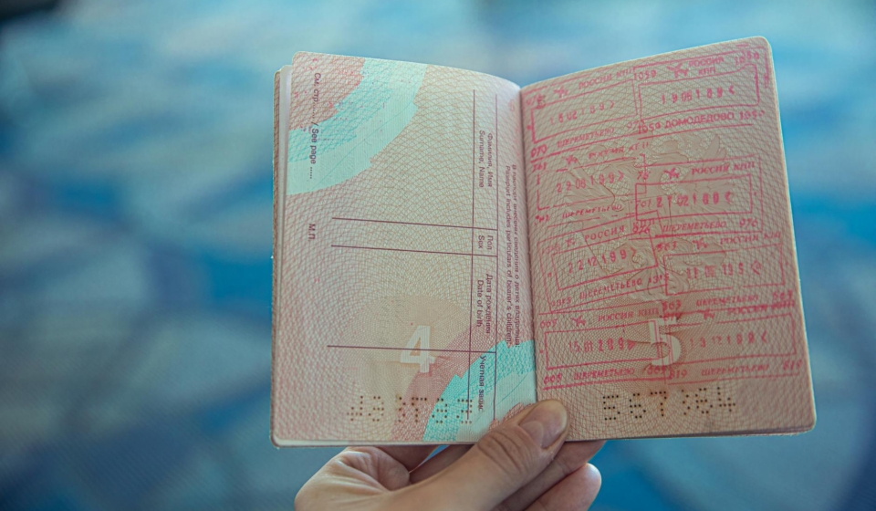 Para entender as regras atuais para vistos de estudante (F1 e J1) nos EUA, é crucial conhecer os requisitos de elegibilidade,