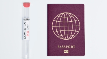 Para *exames médicos e vacinas exigidos pelos países*, é crucial verificar as regulamentações sanitárias do destino e de qual