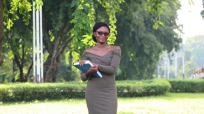 Para Fluência: Quanto tempo demora para ficar fluente morando fora?, o tempo varia significativamente, geralmente entre 6 mes