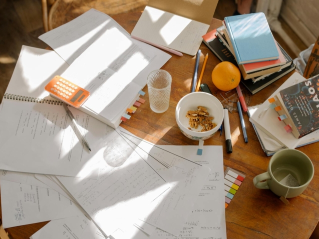 Para planejar um intercâmbio do zero em 2026, é essencial começar definindo seus objetivos e destino. Em seguida, estabeleça