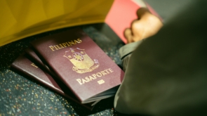 Para evitar ser barrado na imigração do aeroporto, é crucial levar na bagagem de mão documentos essenciais como passaporte vá