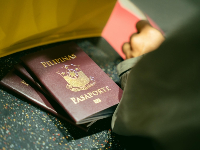 Para evitar ser barrado na imigração do aeroporto, é crucial levar na bagagem de mão documentos essenciais como passaporte vá