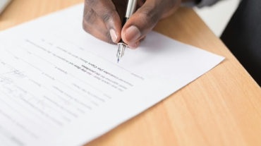Para impostos na declaração de saída definitiva do Brasil, é crucial comunicar formalmente à Receita Federal sua condição de
