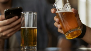 Para Inglês do Dia a Dia: Gírias que você não aprende nos livros, é crucial ir além do vocabulário formal. Gírias e expressõe