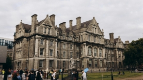 Para entender por que a Irlanda continua sendo a queridinha dos brasileiros, é essencial considerar a combinação de fatores c