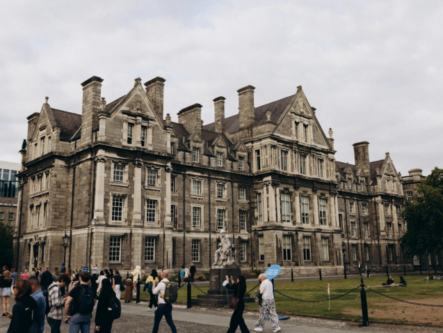 Para entender por que a Irlanda continua sendo a queridinha dos brasileiros, é essencial considerar a combinação de fatores c