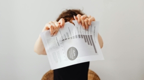 Para saber o que fazer se você perder o passaporte ou o dinheiro em viagem, mantenha a calma. Bloqueie cartões, contate o con