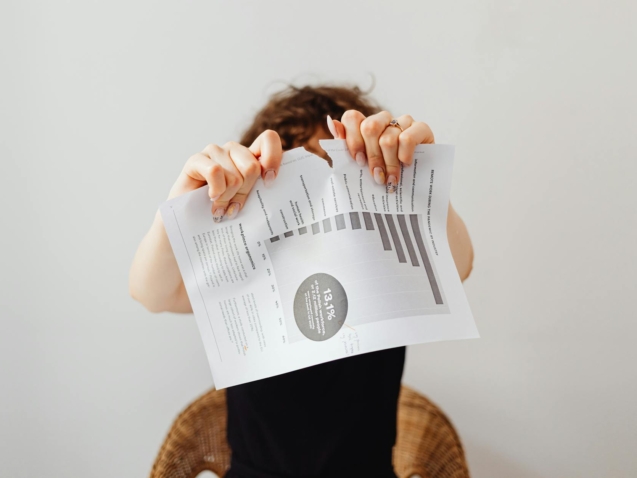 Para saber o que fazer se você perder o passaporte ou o dinheiro em viagem, mantenha a calma. Bloqueie cartões, contate o con