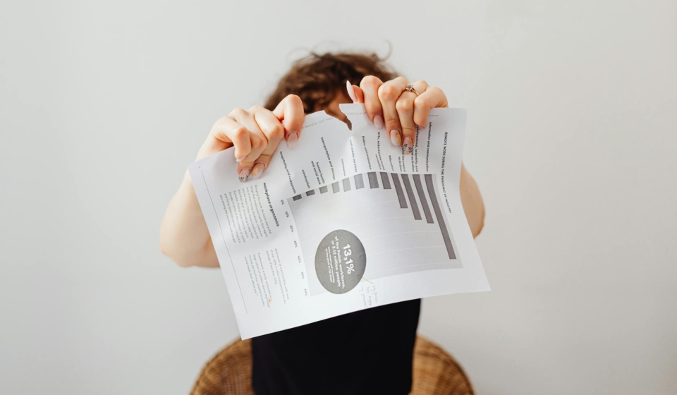 Para saber o que fazer se você perder o passaporte ou o dinheiro em viagem, mantenha a calma. Bloqueie cartões, contate o con