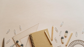 Para decidir sobre Materiais Didáticos: Comprar na escola ou levar do Brasil?, avalie os custos de importação versus preços l