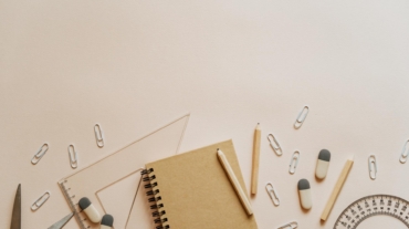 Para decidir sobre Materiais Didáticos: Comprar na escola ou levar do Brasil?, avalie os custos de importação versus preços l