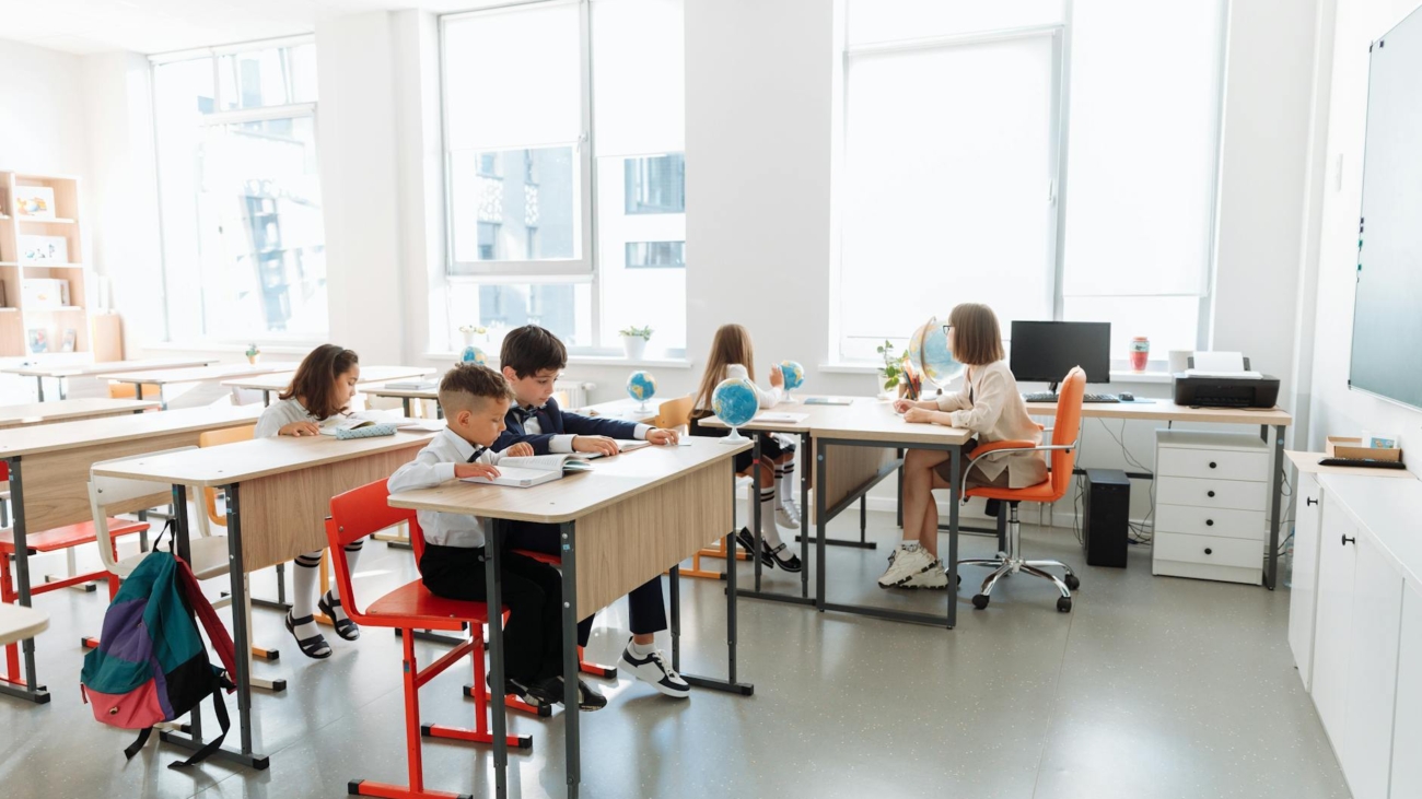 Para compreender a metodologia e o que esperar da sala de aula em uma escola internacional, é fundamental antecipar um ambien