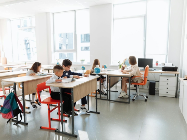 Para compreender a metodologia e o que esperar da sala de aula em uma escola internacional, é fundamental antecipar um ambien
