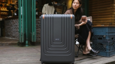 Para viver meses com apenas uma mala de 23kg, adote o minimalismo priorizando itens essenciais, versáteis e de qualidade. Cri