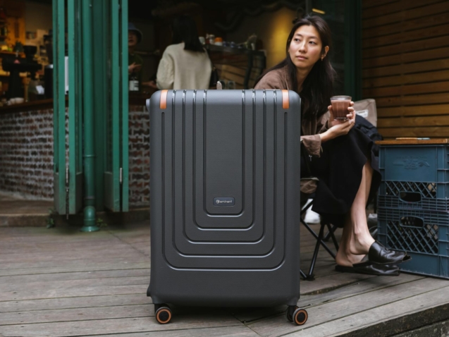 Para viver meses com apenas uma mala de 23kg, adote o minimalismo priorizando itens essenciais, versáteis e de qualidade. Cri