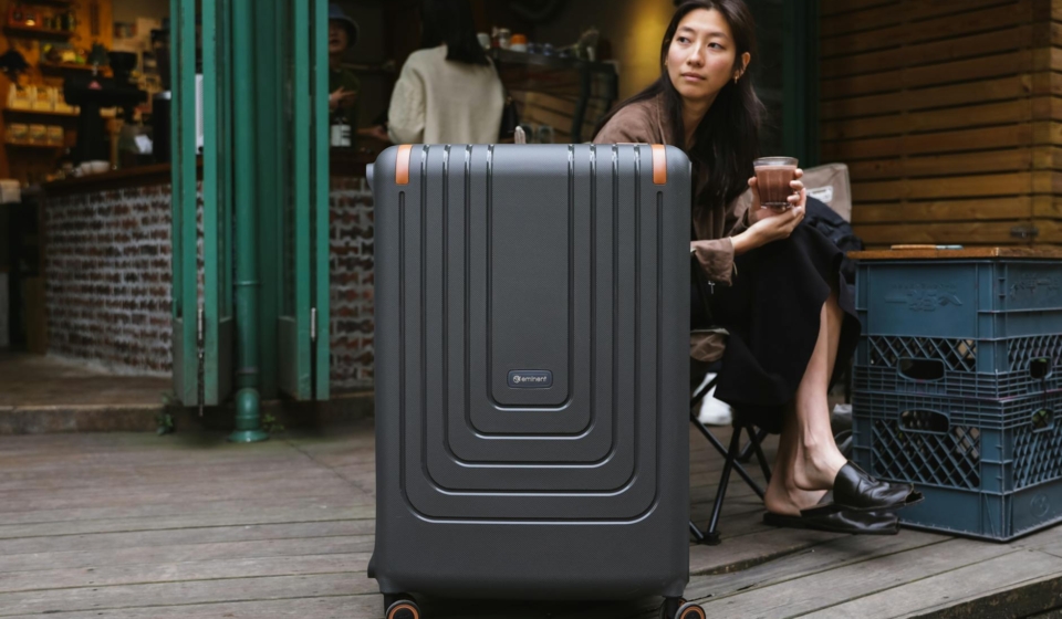 Para viver meses com apenas uma mala de 23kg, adote o minimalismo priorizando itens essenciais, versáteis e de qualidade. Cri