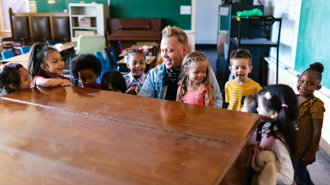 Para entender as preocupações sobre o mix de nacionalidades e por que alguns pais consideram alternativas escolares, é crucia