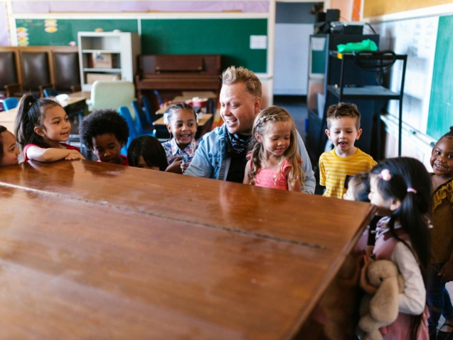 Para entender as preocupações sobre o mix de nacionalidades e por que alguns pais consideram alternativas escolares, é crucia