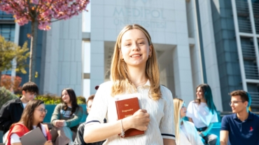 Para entender as vantagens e desafios de estudar em Portugal, é crucial analisar a qualidade de vida, o sistema de ensino eur
